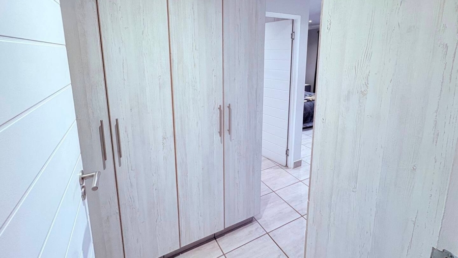 5 Bedroom Property for Sale in Reebok Western Cape